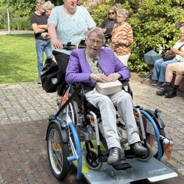 Fietsmaatjes Teylingen doopt nieuwe rolstoelfiets